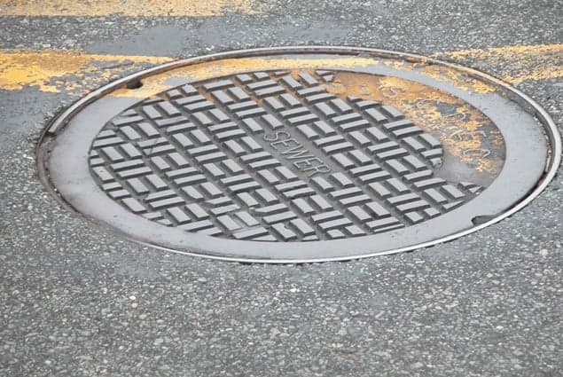 PICTURE – Manhole Explodes On Baggot Street, Fire Brigade Called To Scene
