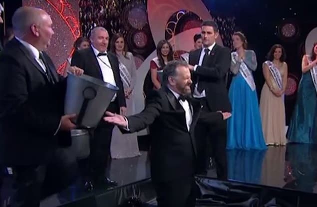 VIDEO: Dáithi Ó Sé Completes Ice Bucket Challenge During Rose Of Tralee Broadcast