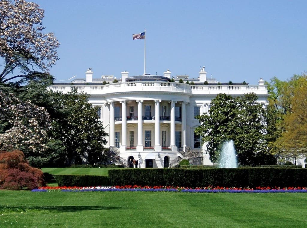 PICTURE: The Most Unimpressed Visitor to The White House Ever