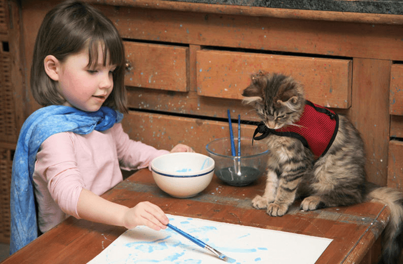 Meet The ‘Five-Year-Old Monet’ Whose Family Cat Has Helped To Bring Her Out of Her Shell