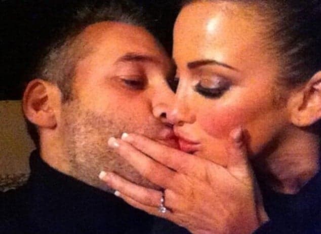 The Engagement Is Off – Singer and Model Separate