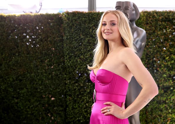 Sophie Turner very subtly comes out as…  not straight