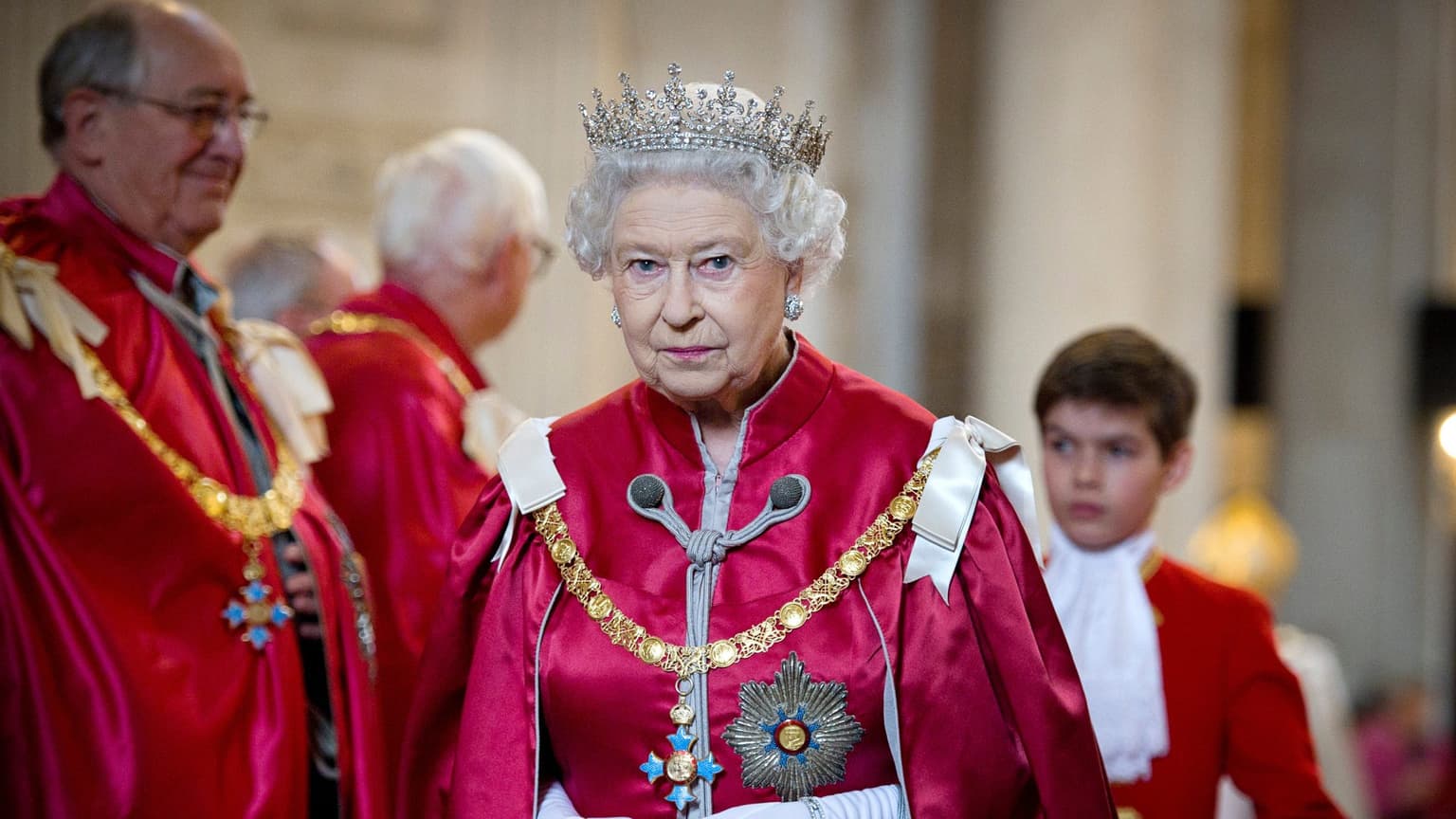 The Queen lobbied government to change law to hide “embarrassing” private wealth