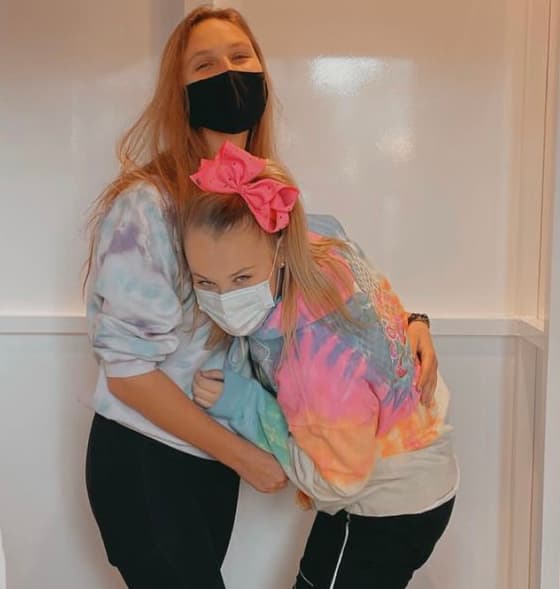 JoJo Siwa introduces her new girlfriend in anniversary Instagram post JoJo Siwa introduces her new girlfriend in anniversary Instagram post