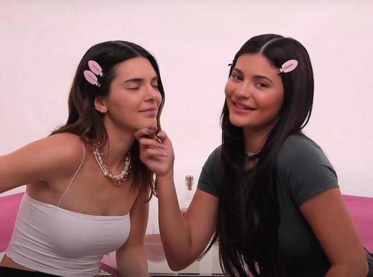 Kendall and Kylie Jenner got drunk doing their makeup and it’s absolute chaos Kendall and Kylie Jenner got drunk doing their makeup and it’s absolute chaos