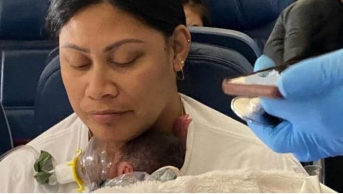 Woman had “no idea” she was pregnant, gives birth on flight and goes viral on TikTok