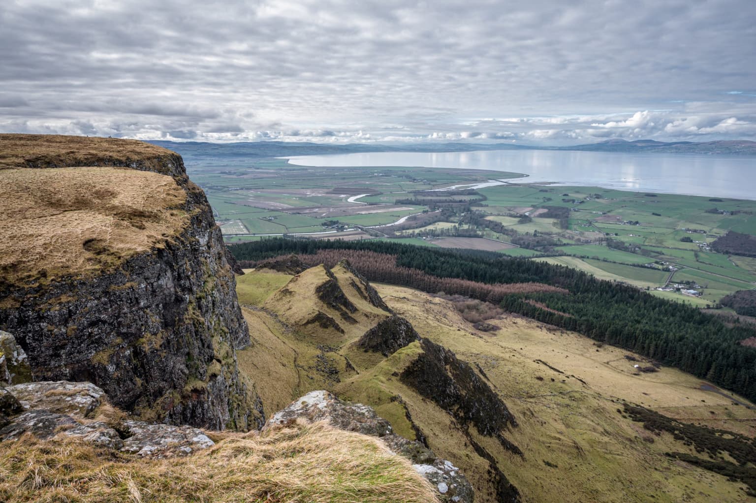 Woman rescued after found “clinging to edge of cliff” in Derry