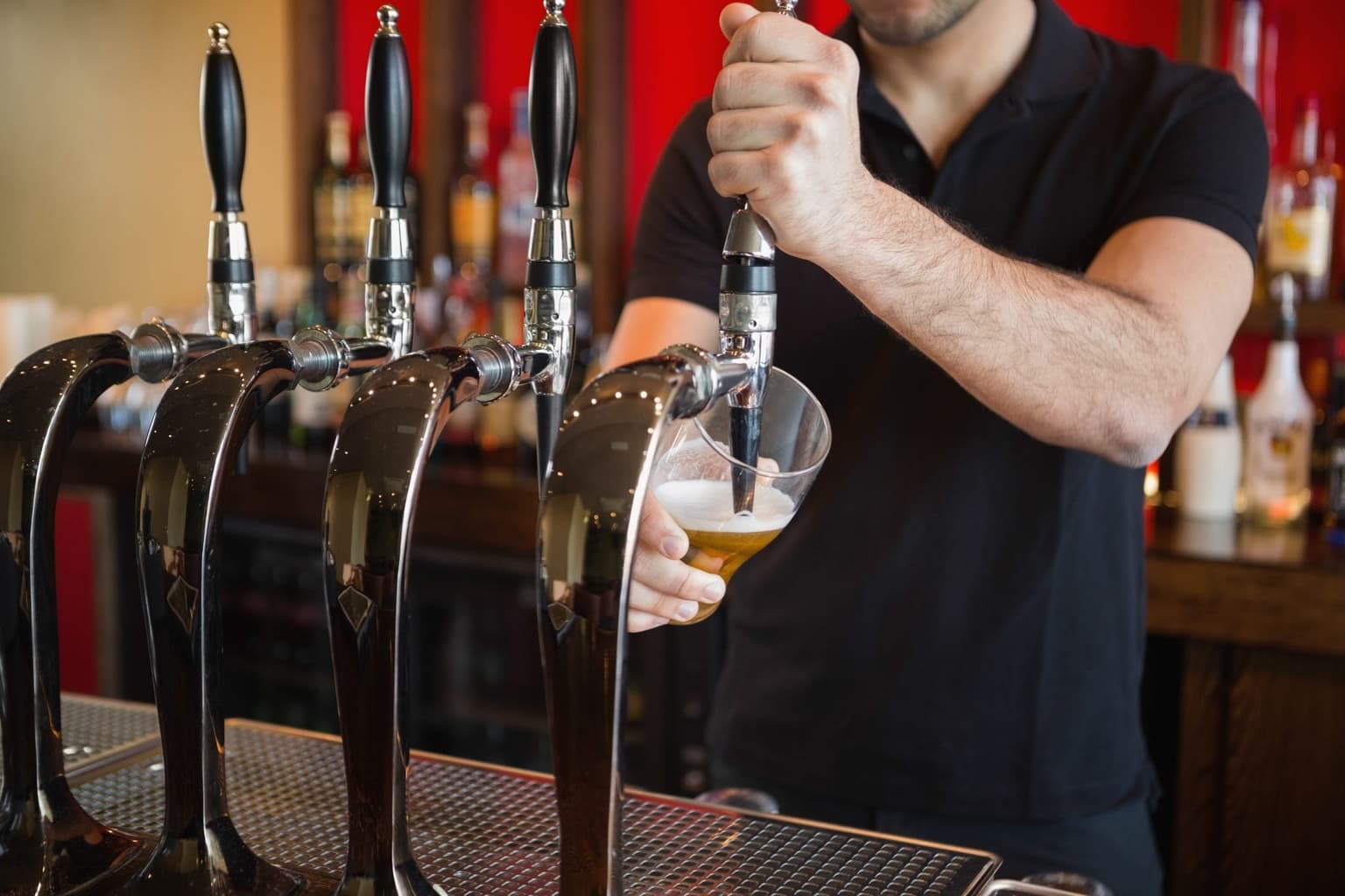 Bartender praised for passing note after man harassing women in bar