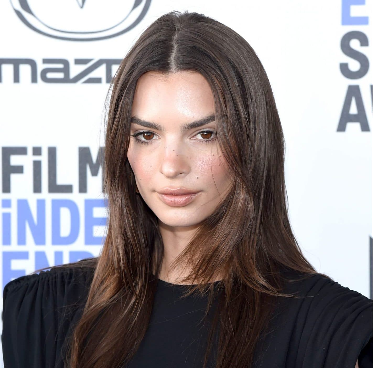 Emily Ratajkowski is sponsoring a teen Bantry basketball team
