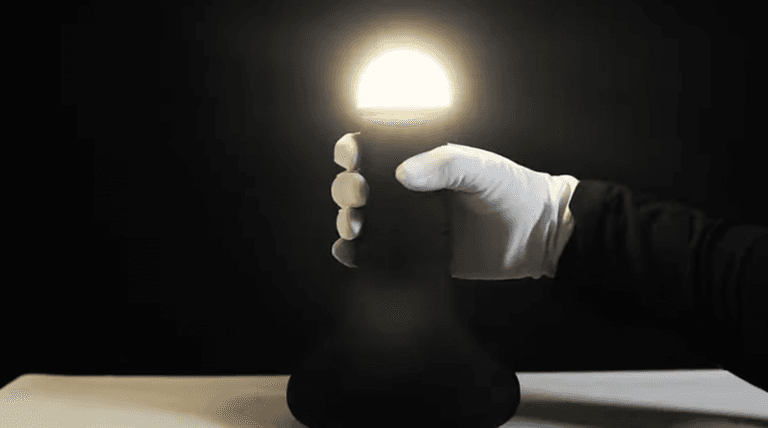 No one is able for this lamp