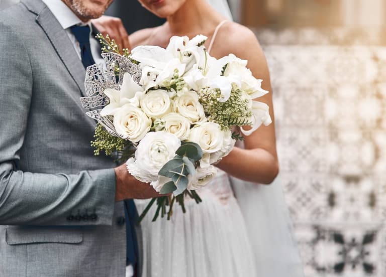 Groom kicks out wedding guests after they all wear white Groom kicks out wedding guests after they all wear white