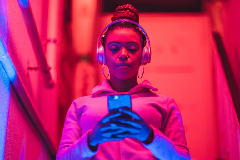 ‘Voice fishing’ is the latest dating trend everyone’s paranoid about