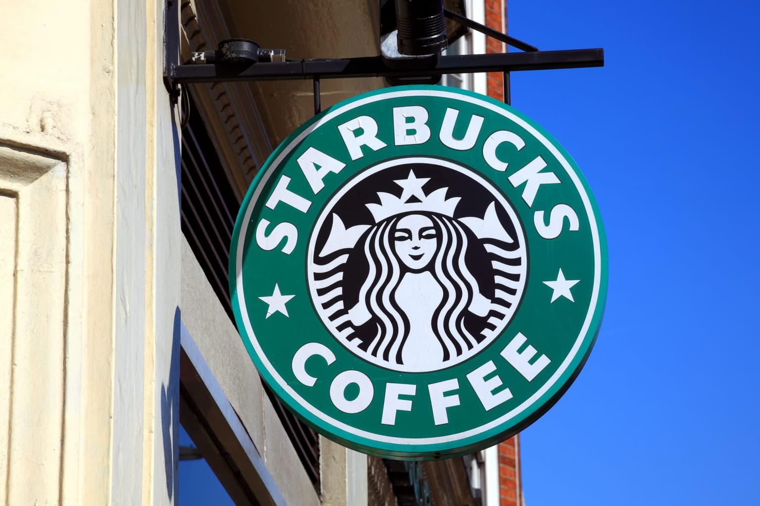 Starbucks worker praised for writing note on cup to help protect young girl
