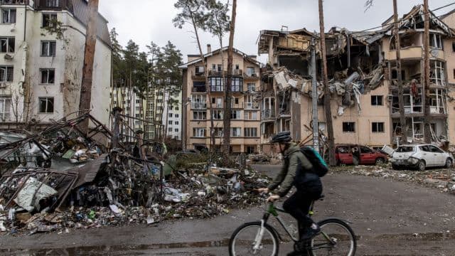 Pregnant woman and baby killed following bombing of maternity ward in Ukraine