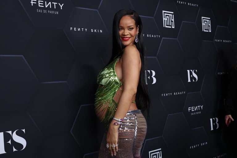 Rihanna forced to defend maternity style after being labelled “indecent” Rihanna forced to defend maternity style after being labelled “indecent”