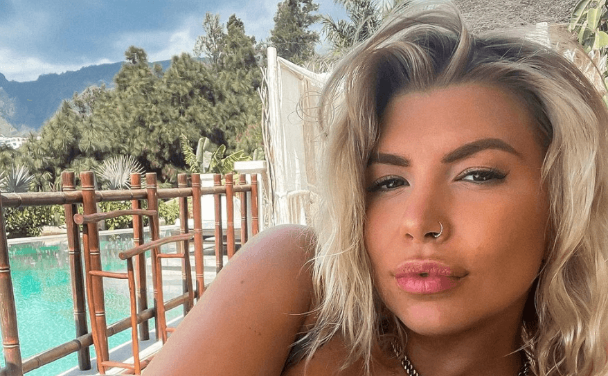 Olivia Bowen addresses body-shamers during pregnancy