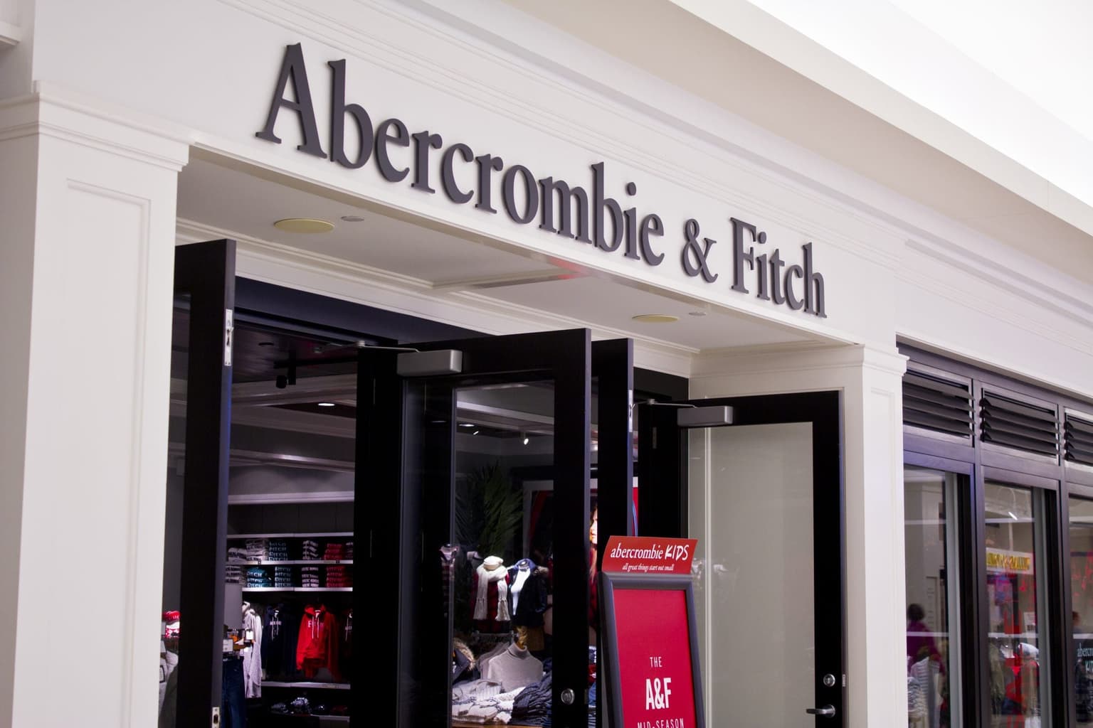 White Hot: The Rise & Fall of Abercrombie & Fitch is the latest Netflix doc that has us talking