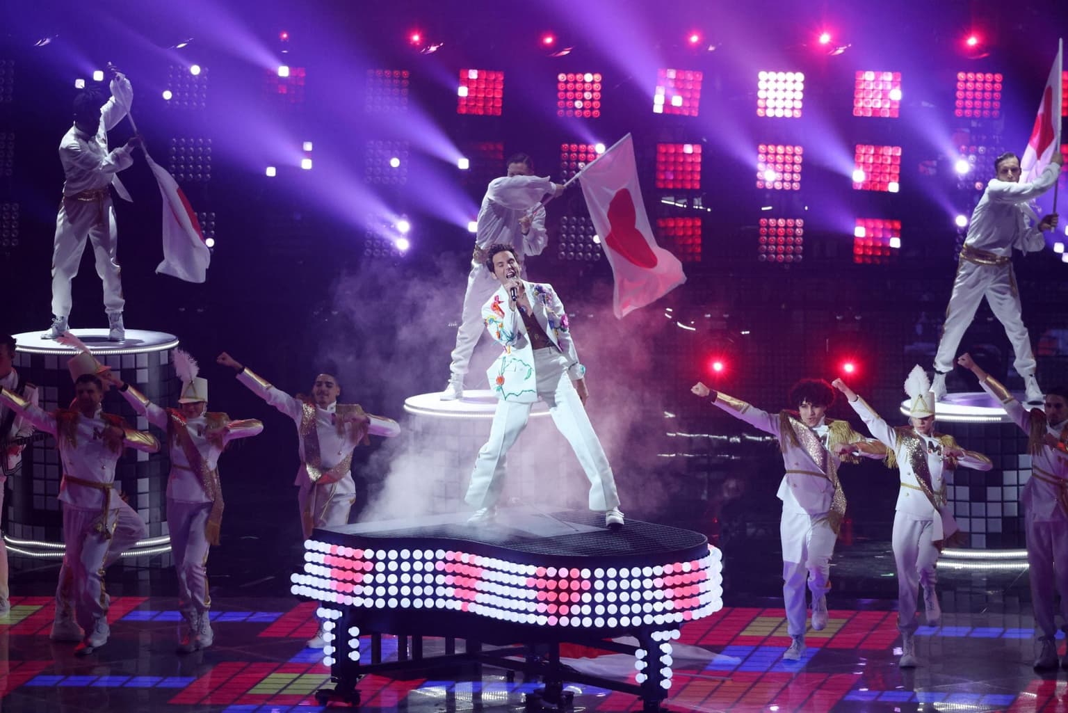 Sorry but we need a Mika arena tour immediately
