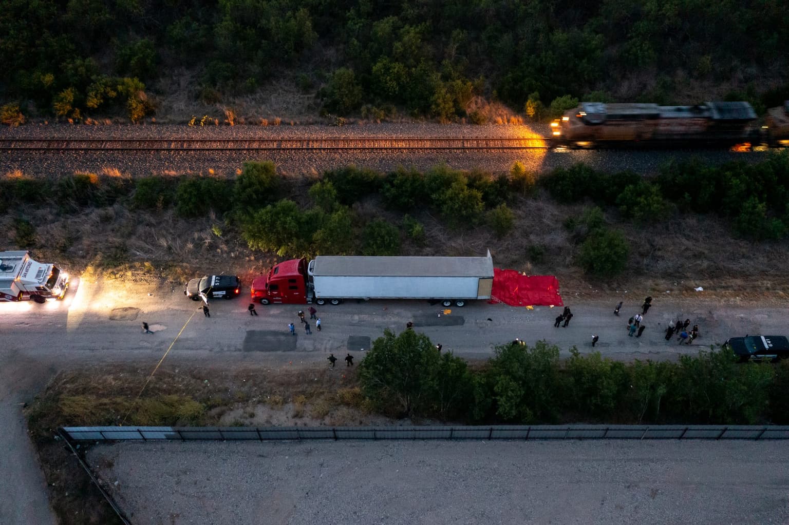 Texas lorry deaths: At least 46 people found dead in San Antonio truck