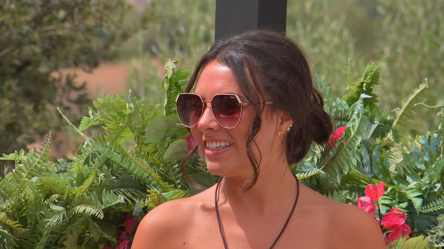 Samuel gives his take on Paige and Jacques while Tasha cracks on with Billy in Love Island tonight