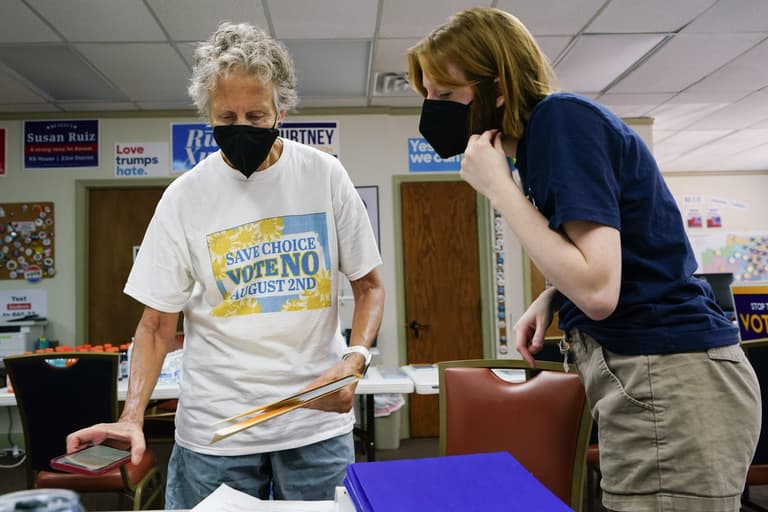 Kansas votes to keep abortion right in test case Kansas votes to keep abortion right in test case