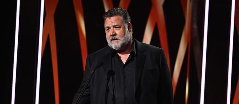 Russell Crowe donates €5,000 to Irish book club charity appeal