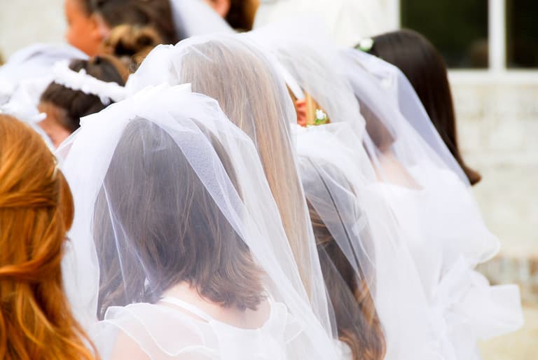 Irish school praised for giving away free Communion dresses and suits Irish school praised for giving away free Communion dresses and suits