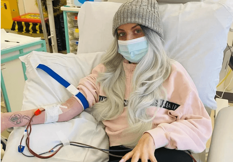Woman who was told she had tonsillitis correctly diagnosed herself with leukaemia – using Google Woman who was told she had tonsillitis correctly diagnosed herself with leukaemia – using Google