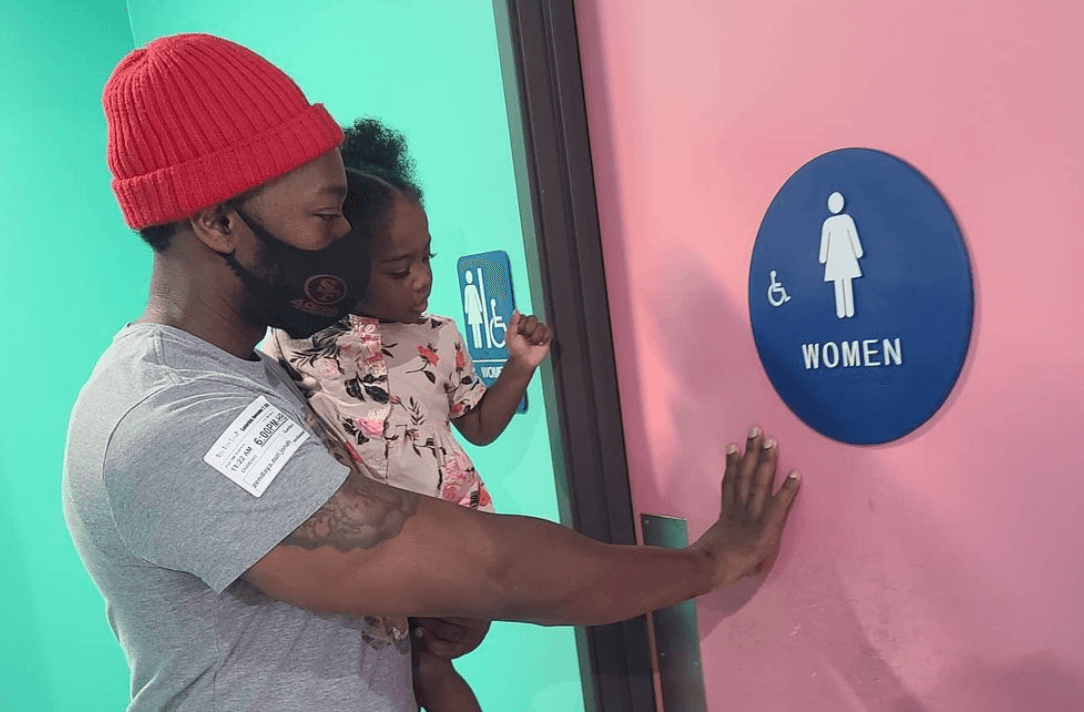 Dad praised after admitting he uses women’s bathrooms when with his daughters