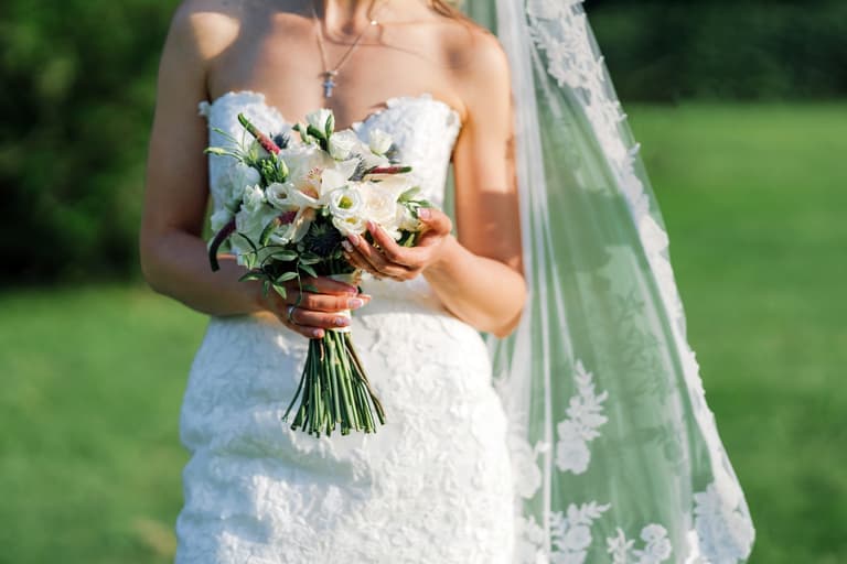 Bride has the best reaction after toddler wipes her face on her wedding dress Bride has the best reaction after toddler wipes her face on her wedding dress