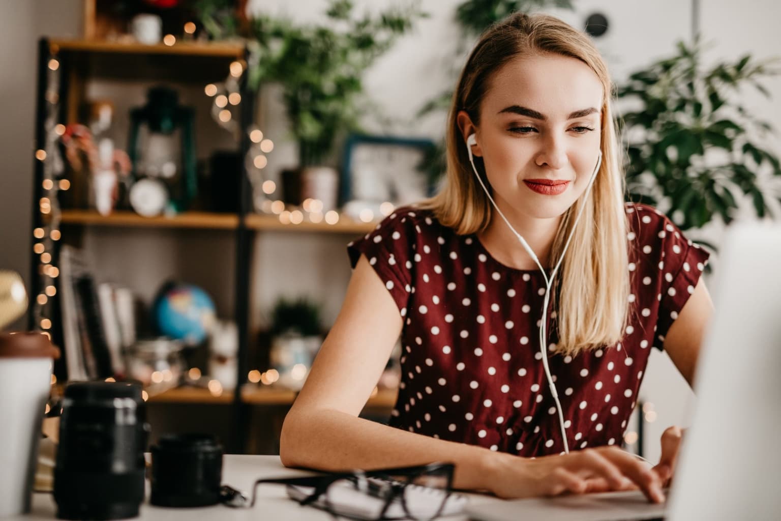 Come work with us at Her! We’re hiring a Trending Writer