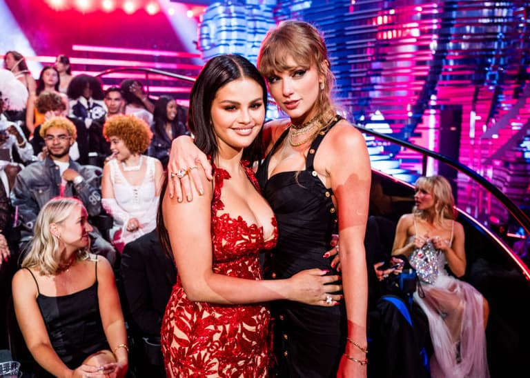 Selena Gomez’s reaction to Chris Brown’s VMA nominee goes viral Selena Gomez’s reaction to Chris Brown’s VMA nominee goes viral