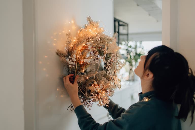 People who put their Christmas decorations up early are happier, science says People who put their Christmas decorations up early are happier, science says
