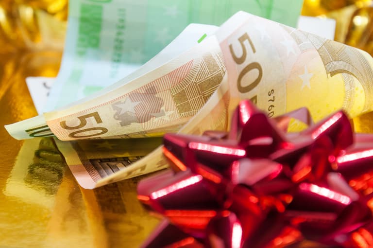 Full list of people eligible for the 2023 Christmas bonus and when to expect it