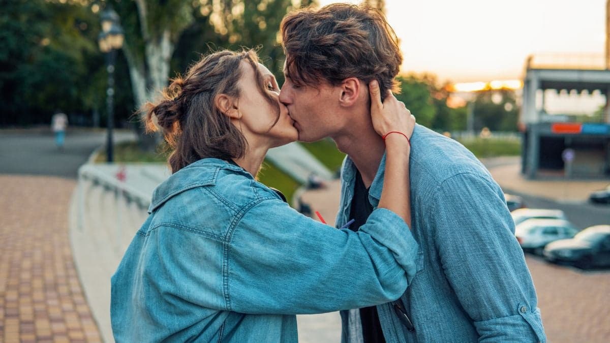 Expert reveals 5 giveaway signs you’re a bad kisser