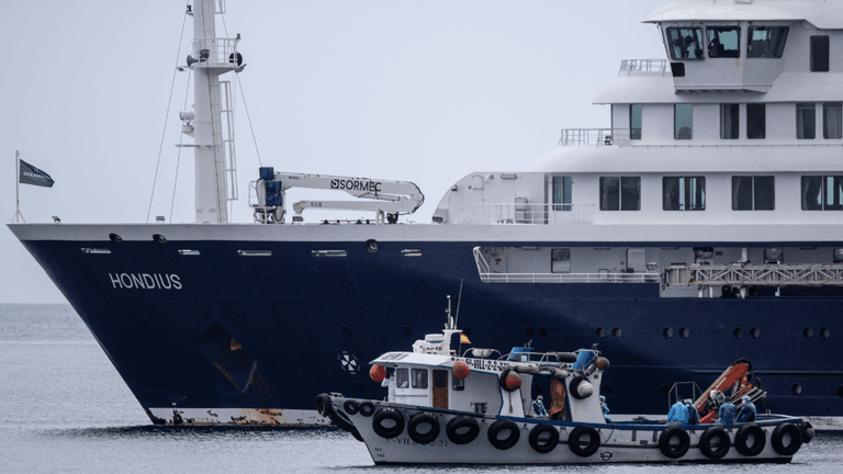 Irish passengers on board hantavirus-hit cruise ship begin isolation at HSE facility