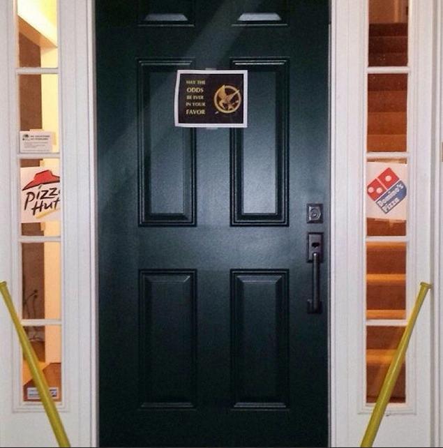 PICTURE: Man Challenges Two Pizza Delivery Men To A Face Off