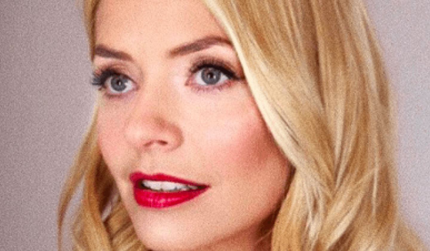 Holly Willoughby’s checked Zara skirt is the perfect way to dress up your everyday look