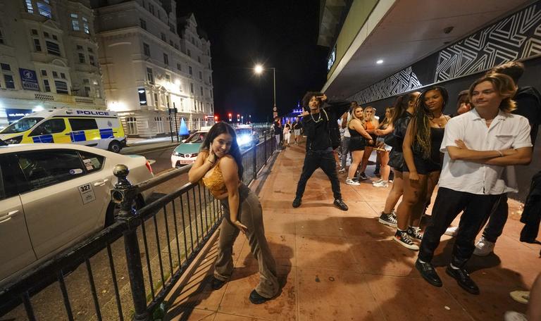 PICS: Brits head to packed nightclubs at midnight on ‘Freedom Day’ PICS: Brits head to packed nightclubs at midnight on ‘Freedom Day’