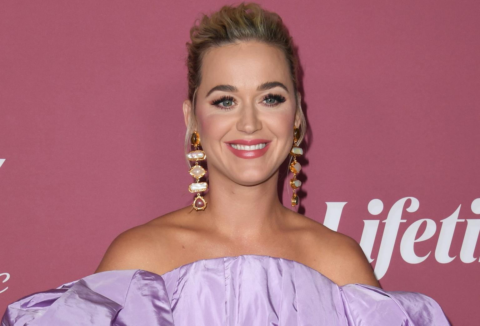 Katy Perry jokes about that eye glitching viral video