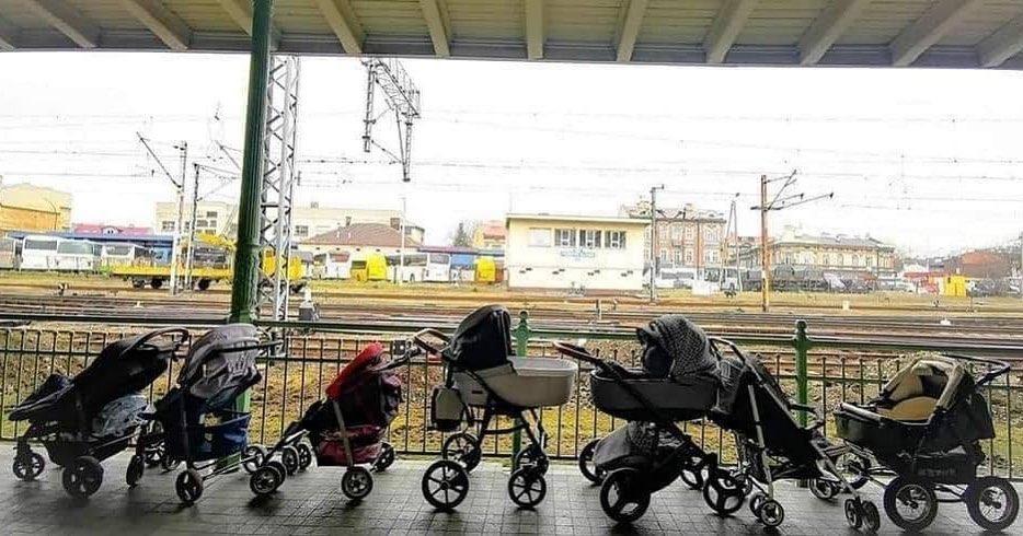 Polish families leave prams at train stations for Ukrainian mothers and children