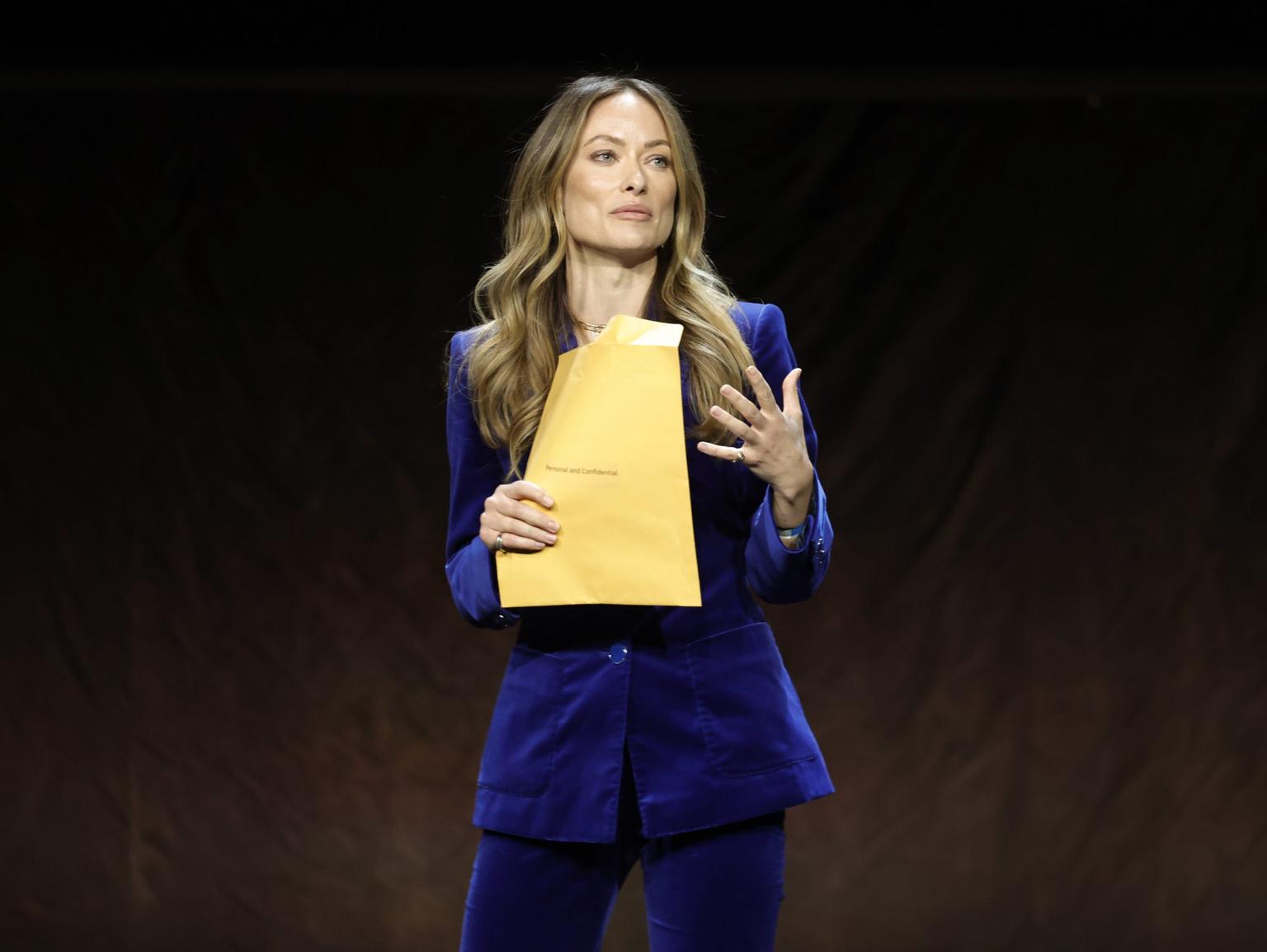Olivia Wilde served custody papers on stage