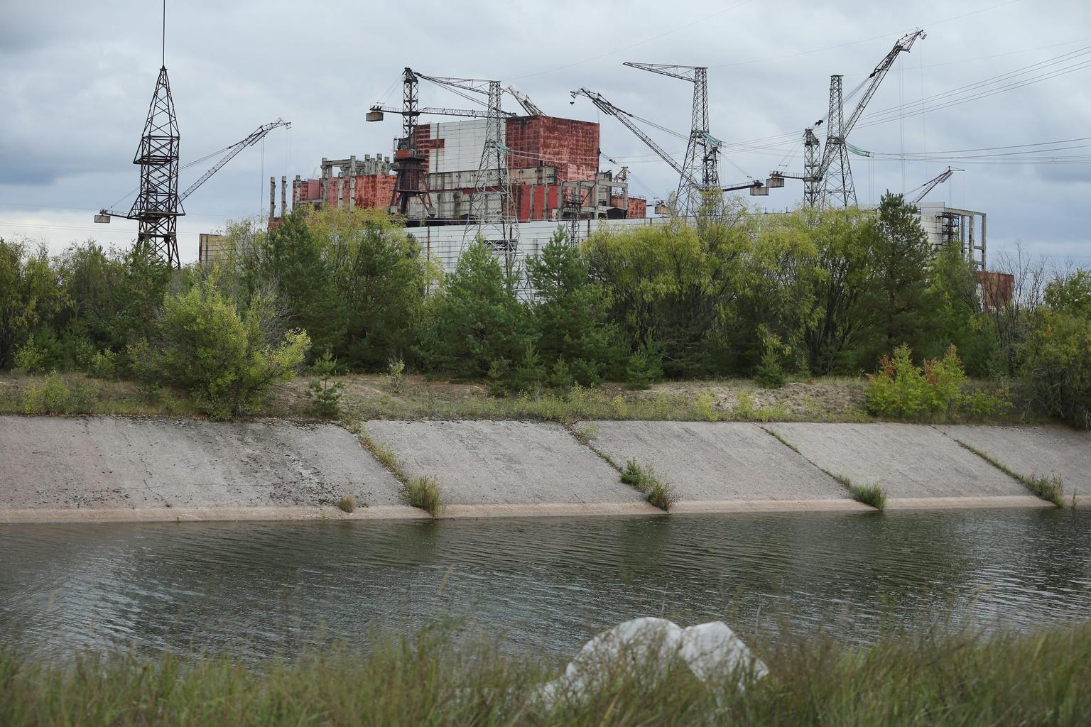 Ukraine recaptures Chernobyl after Russian soldiers flee after “significant doses” of radiation