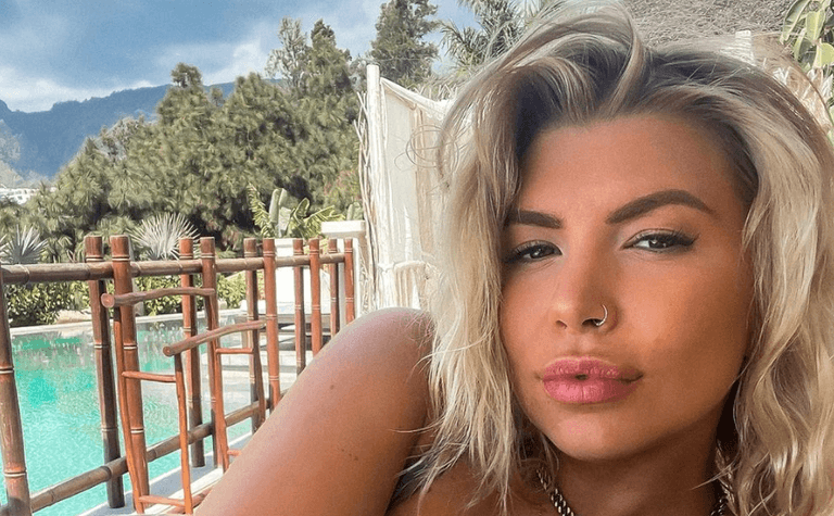 Olivia Bowen addresses body-shamers during pregnancy