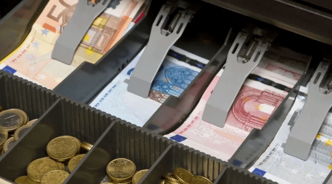 Shops could be required by law to take cash payments under new bank rules