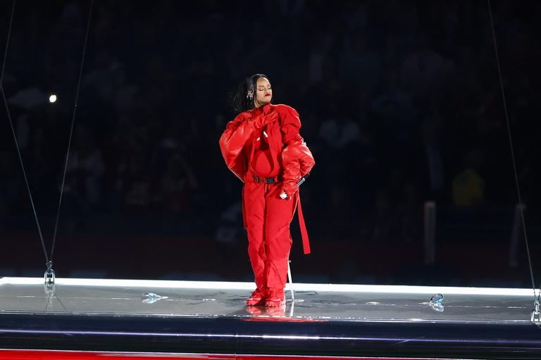 Fans praise Rihanna for not bringing out any guests during Super Bowl halftime show