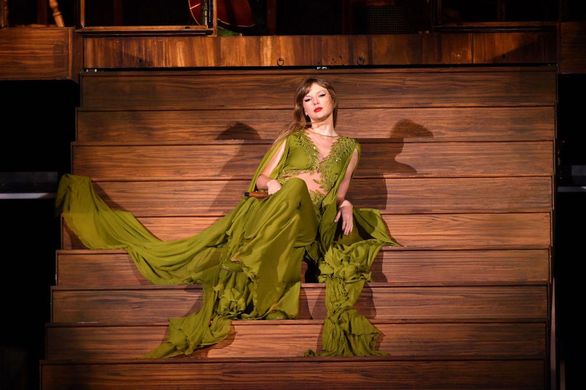 Fans concerned about Taylor Swift after singer struggles to breathe on stage