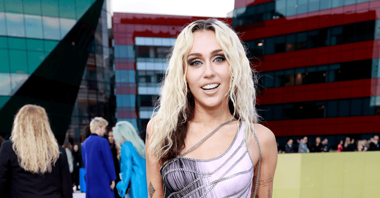 Miley Cyrus takes swipe at ex Liam Hemsworth in lowkey performance