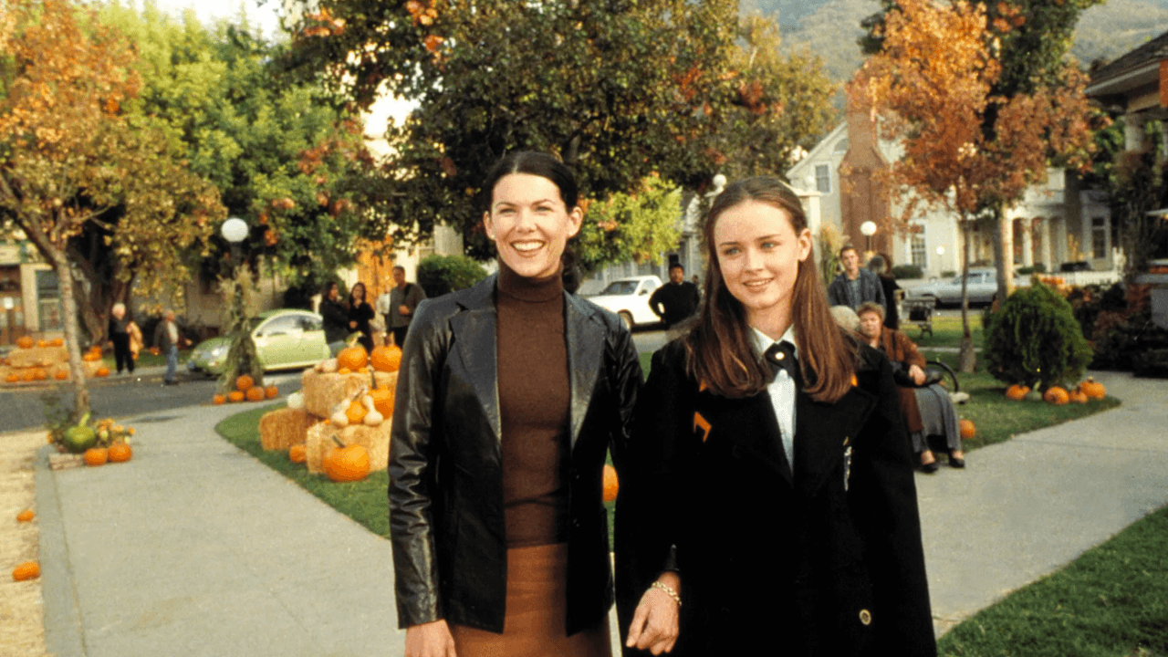 Watch: Gilmore Girls star surprises fans during set tour