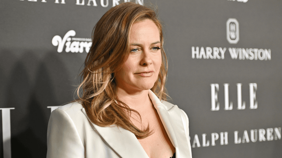 Alicia Silverstone is reminding us that aging naturally is okay too